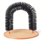 Gratte-dos Esprit Chat en forme d'arche avec brosse noire et base en tapis beige pour le massage et le toilettage