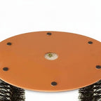 Gratte-dos pour chat Esprit Chat avec base ronde marron et brosses noires pour masser et enlever les poils morts.