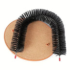 Gratte-dos Esprit Chat avec brosse noire en arc et base en tissu beige pour le toilettage et le massage du chat