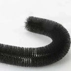 Gratte-dos noir Esprit Chat pour chat, brosse incurvée en poils synthétiques pour masser et enlever les poils morts.