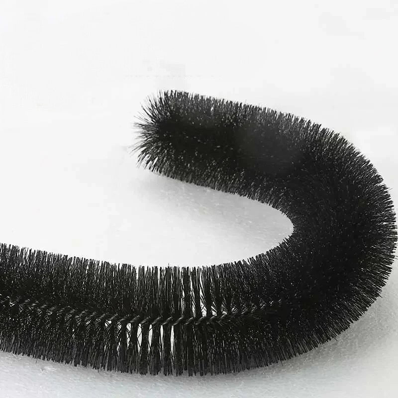 Gratte-dos noir Esprit Chat pour chat, brosse incurvée en poils synthétiques pour masser et enlever les poils morts.