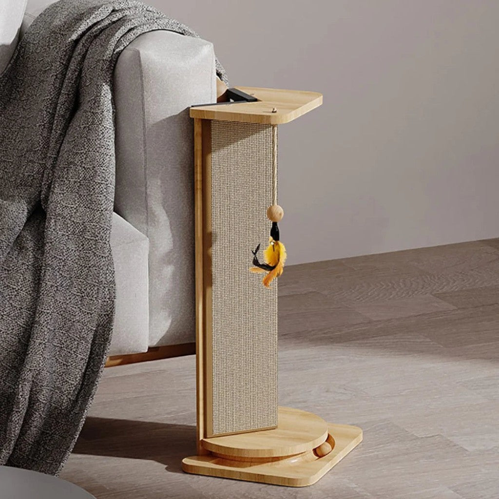 Griffoir d'angle Esprit Chat en bois et sisal avec jouet suspendu, idéal pour l'intérieur.