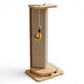 Griffoir d'angle Esprit Chat en bois et sisal avec jouet suspendu, design minimaliste.