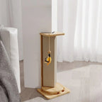 Griffoir d'angle Esprit Chat en bois et sisal avec jouet suspendu, design minimaliste pour intérieur.