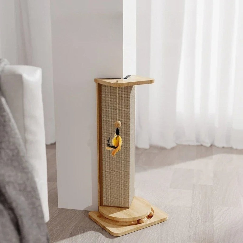 Griffoir d'angle Esprit Chat en bois et sisal avec jouet suspendu, design minimaliste pour intérieur.