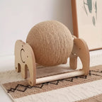 Jouet griffoir pour chat Esprit Chat avec balle en corde de sisal beige sur support en bois en forme d'éléphant