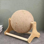 Griffoir pour chat Esprit Chat en forme de balle en corde de sisal sur support en bois stable et antidérapant