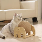 Chat blanc jouant avec un griffoir Esprit Chat en forme d'éléphant avec une balle en corde de coton beige