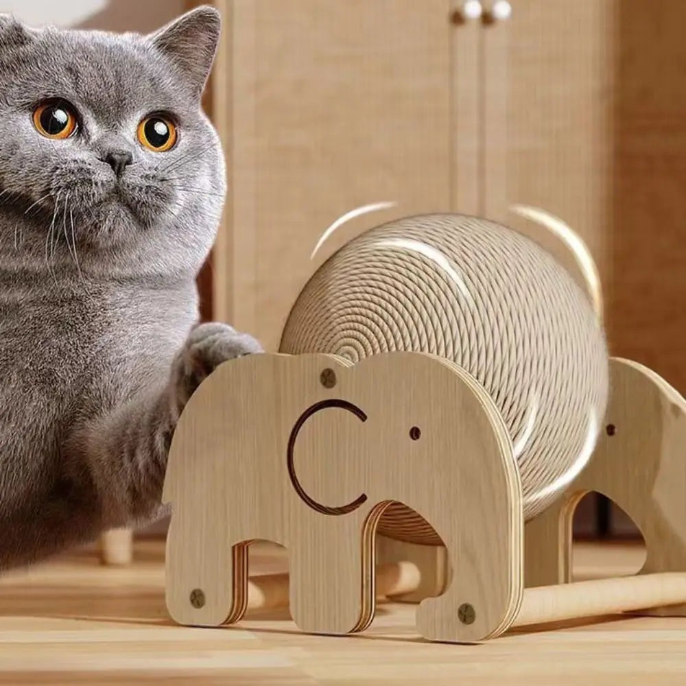 Chat gris jouant avec une balle à griffer en corde et bois en forme d'éléphant Esprit Chat
