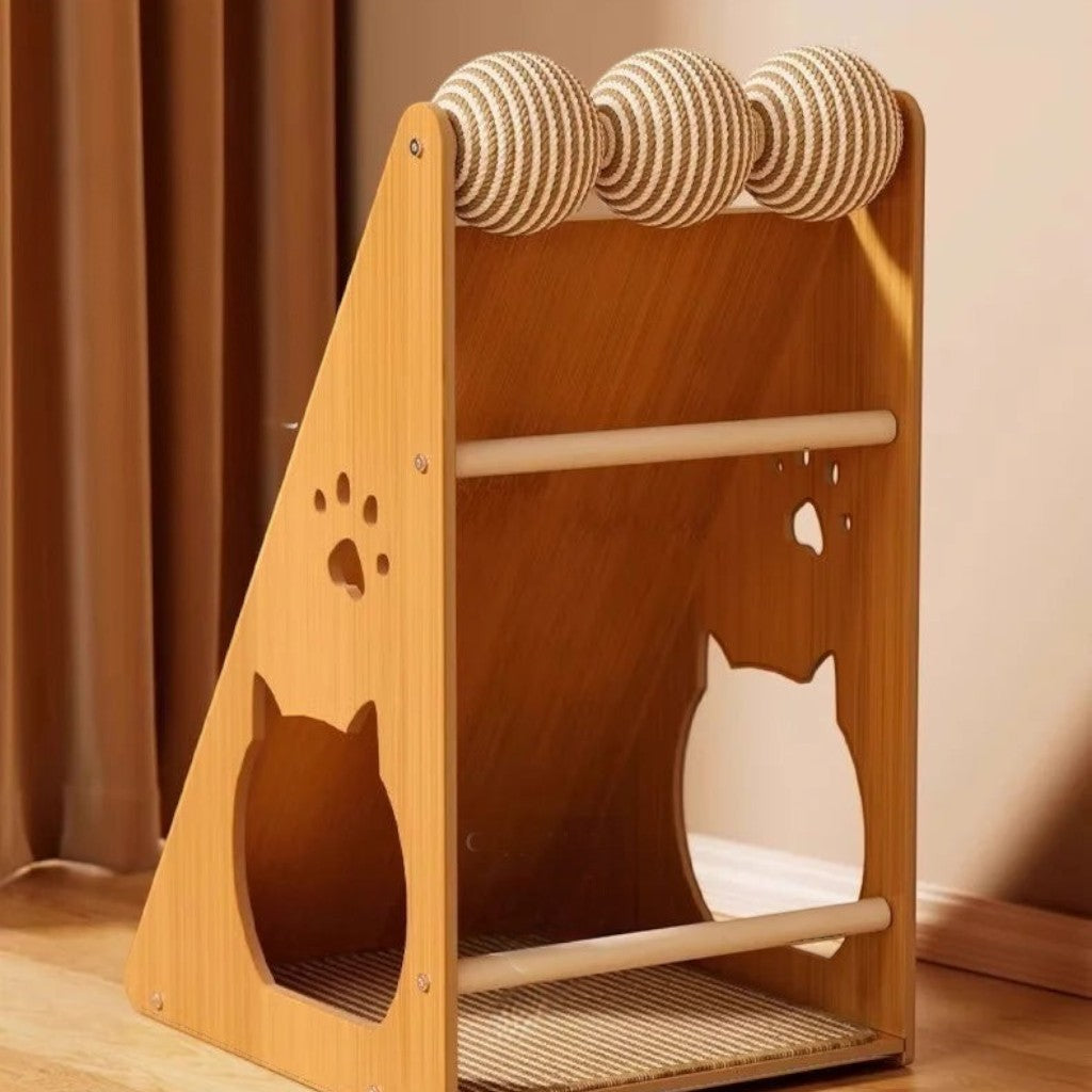 Griffoir Esprit Chat en bois avec trois balles en sisal suspendues et découpes décoratives en forme de patte et chat