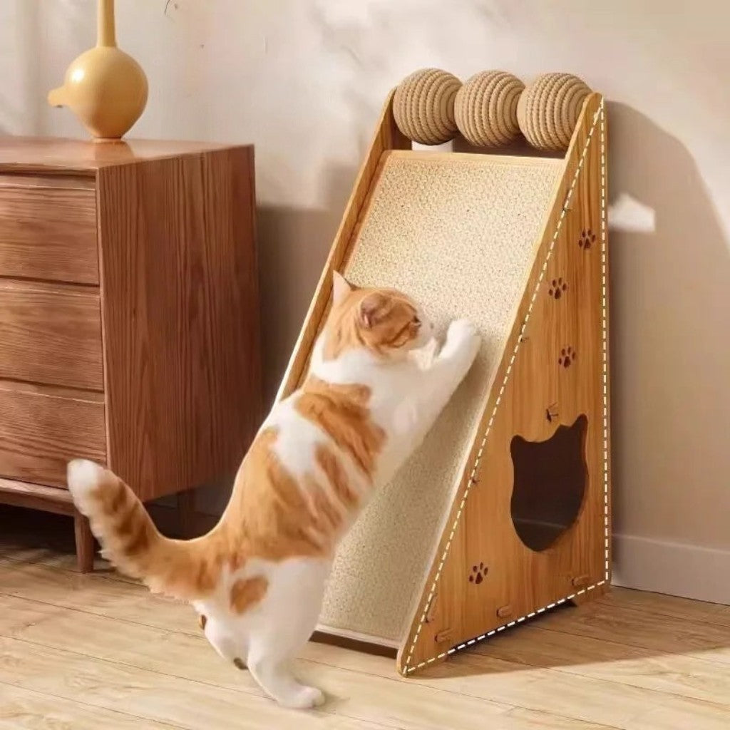 Griffoir Esprit Chat en bois avec surface en sisal incliné et balles de jeu pour chat roux en action