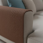 Esprit Chat tapis griffoir marron autocollant pour protéger l'accoudoir d'un canapé beige contre les griffes du chat