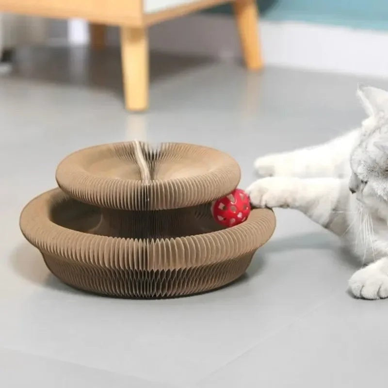Griffoir pour chat Esprit Chat en carton ondulé, design accordéon, avec balle rouge.