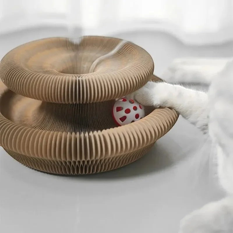 Griffoir pour chat Esprit Chat en carton ondulé marron avec une balle rouge et blanche, design moderne.