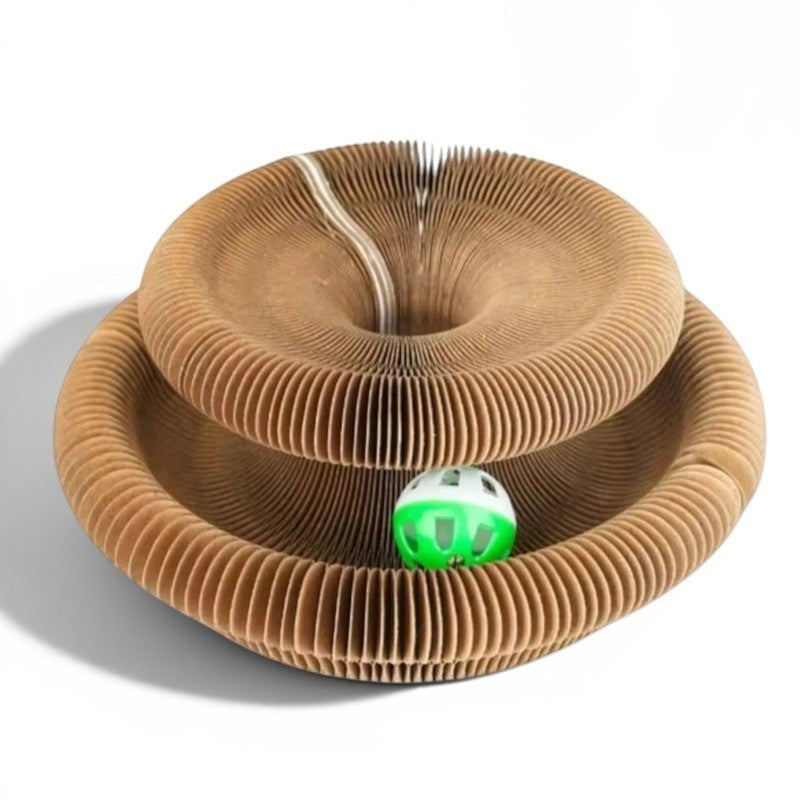 Griffoir pour chat en carton ondulé marron Esprit Chat avec une balle verte et blanche à l'intérieur.