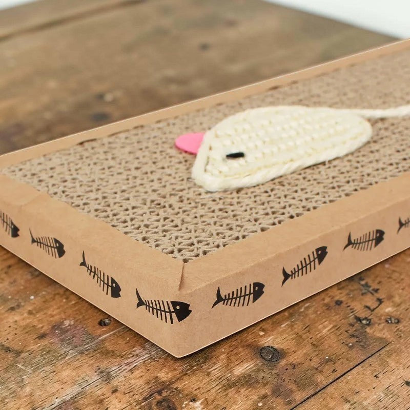 Planche griffoir pour chat Esprit Chat en carton ondulé avec un jouet souris en tricot blanc et un détail rose.