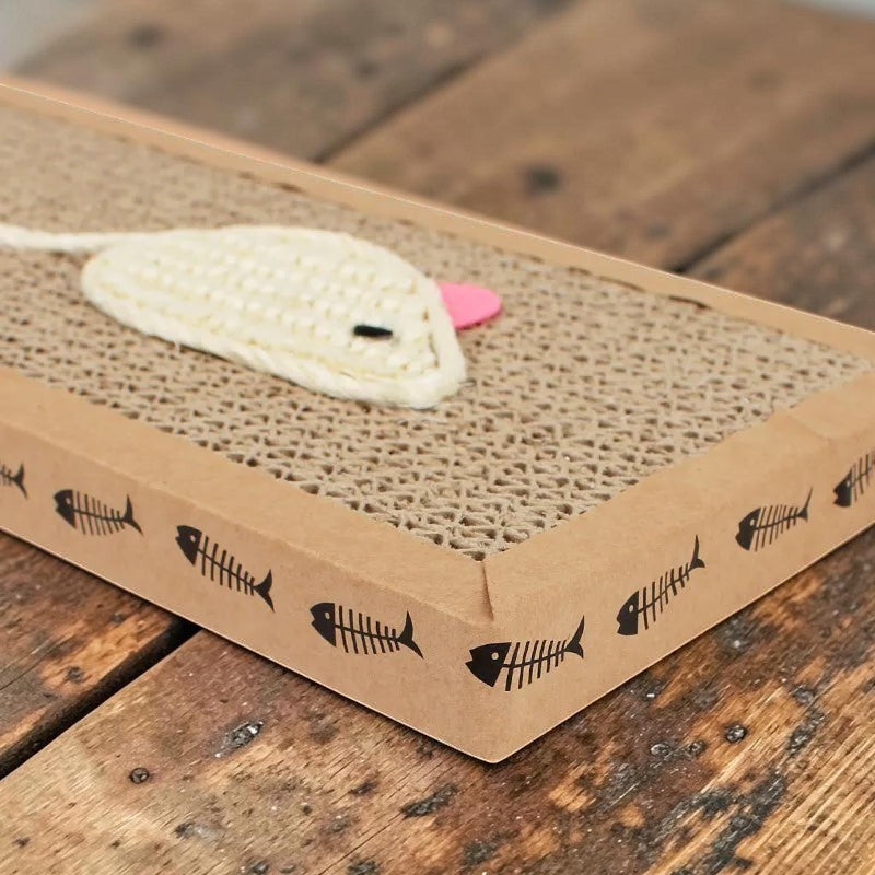 Planche griffoir pour chat Esprit Chat en carton ondulé avec un jouet souris en tricot blanc et une queue rose.