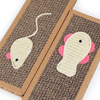 Planche griffoir pour chat Esprit Chat en carton ondulé avec jouets en forme de souris et de poisson.