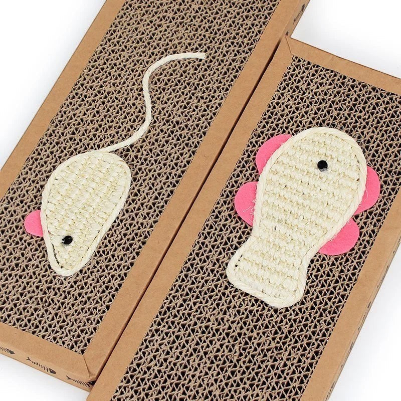 Planche griffoir pour chat Esprit Chat en carton ondulé avec jouets en forme de souris et de poisson.