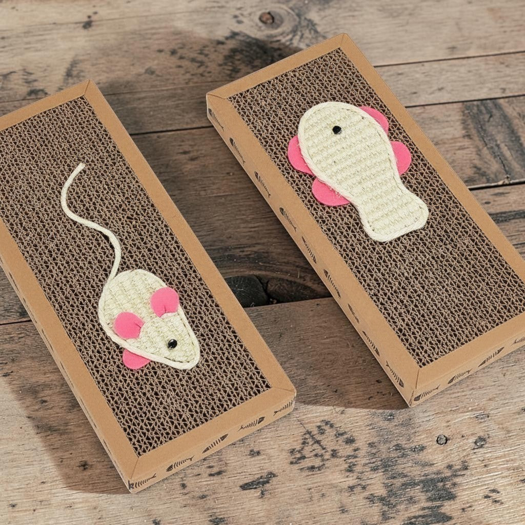Planche griffoir pour chat Esprit Chat en carton ondulé avec jouet souris ou poisson rose.