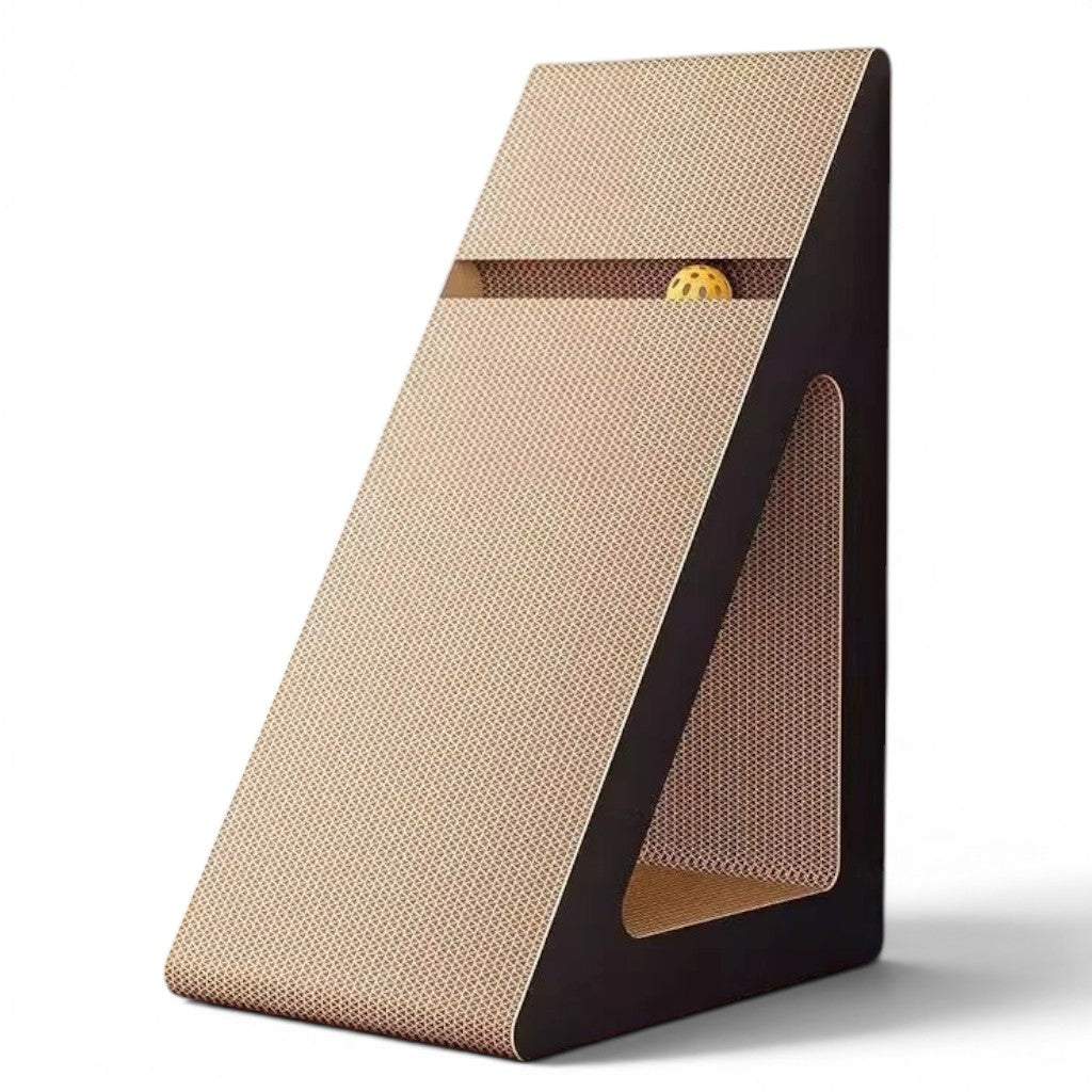 Griffoir pour chat Esprit Chat en carton ondulé XXL, design triangulaire incliné avec balle intégrée pour le jeu.
