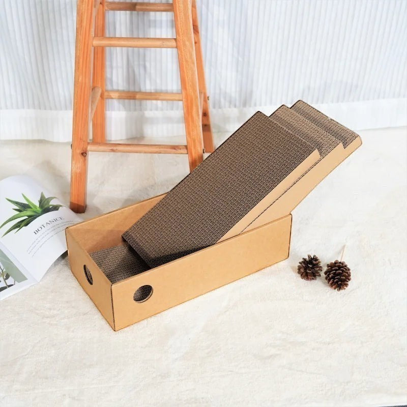 Griffoir pour chat Esprit Chat en carton ondulé à quatre niveaux dans une boîte rectangulaire