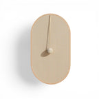 Griffoir mural Esprit Chat en bois avec boule suspendue, design ovale, couleur naturelle.
