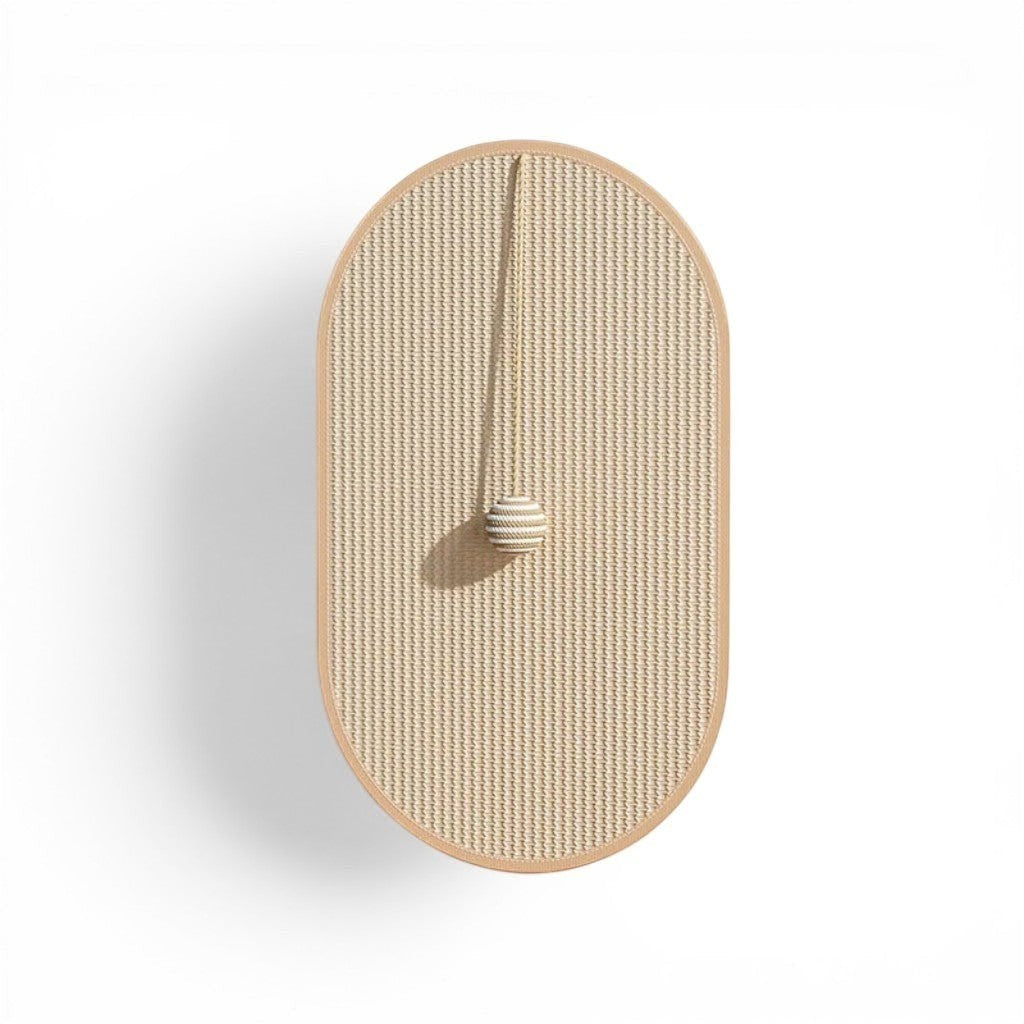 Griffoir mural Esprit Chat en bois avec boule suspendue, design ovale, couleur naturelle.