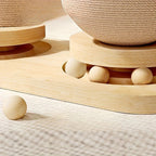 Griffoir pour chat Esprit Chat en bois naturel avec boules de jeu et texture en corde sisal beige