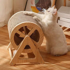 Chat blanc jouant avec un griffoir roulant en sisal et bois Esprit Chat dans un salon