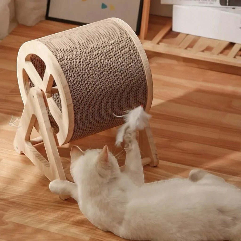 Griffoir roulant Esprit Chat en carton ondulé et bois avec souris jouet pour chat blanc jouant au sol