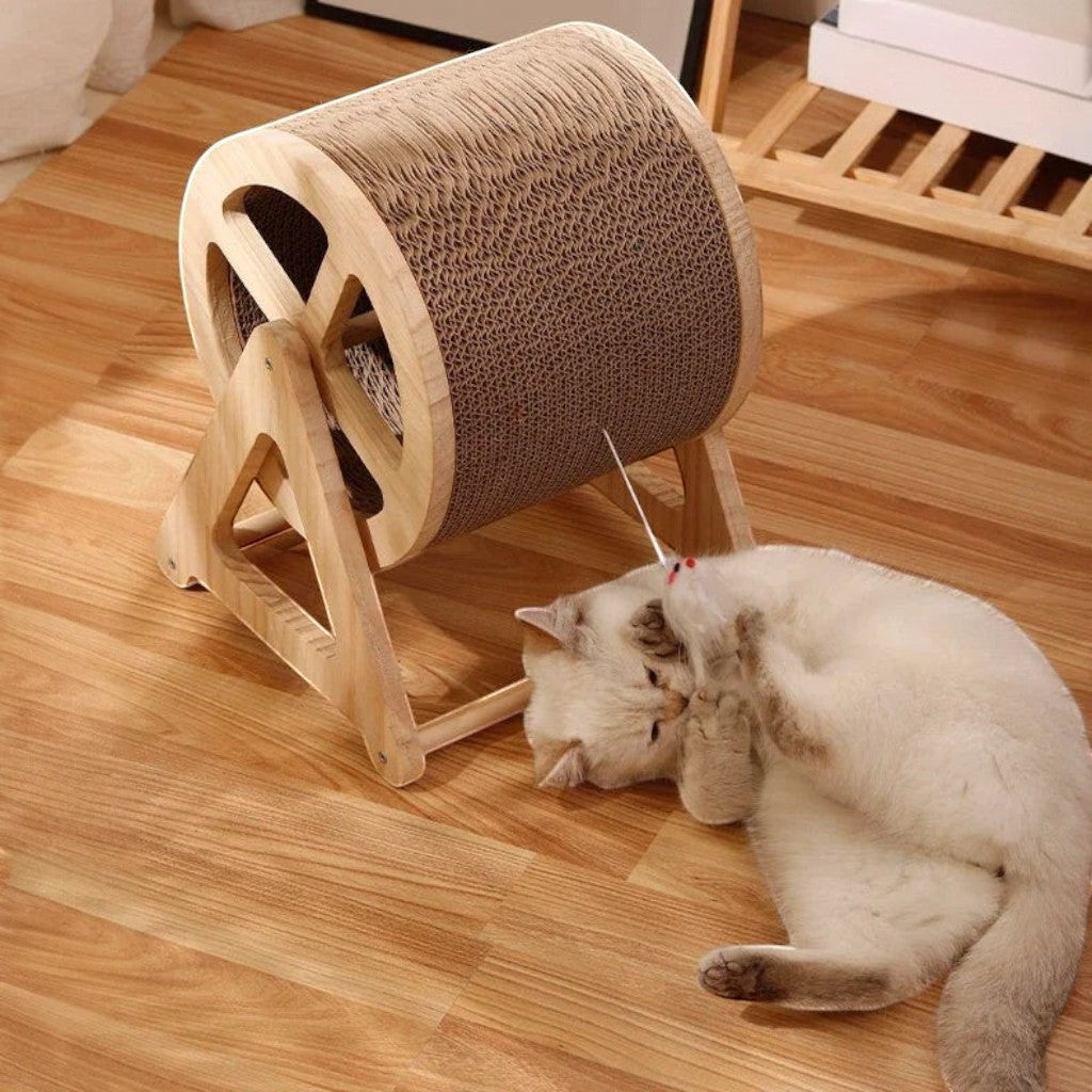 Griffoir roulant Esprit Chat en carton ondulé et bois avec un chat blanc jouant au sol