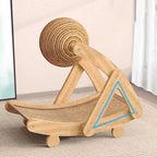 Griffoir pour chat Esprit Chat en sisal naturel avec une balle suspendue, design incurvé pour le repos et le jeu.