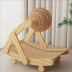 Esprit Chat griffoir pour chat en sisal naturel avec balle, design incurvé pour le repos et le jeu.