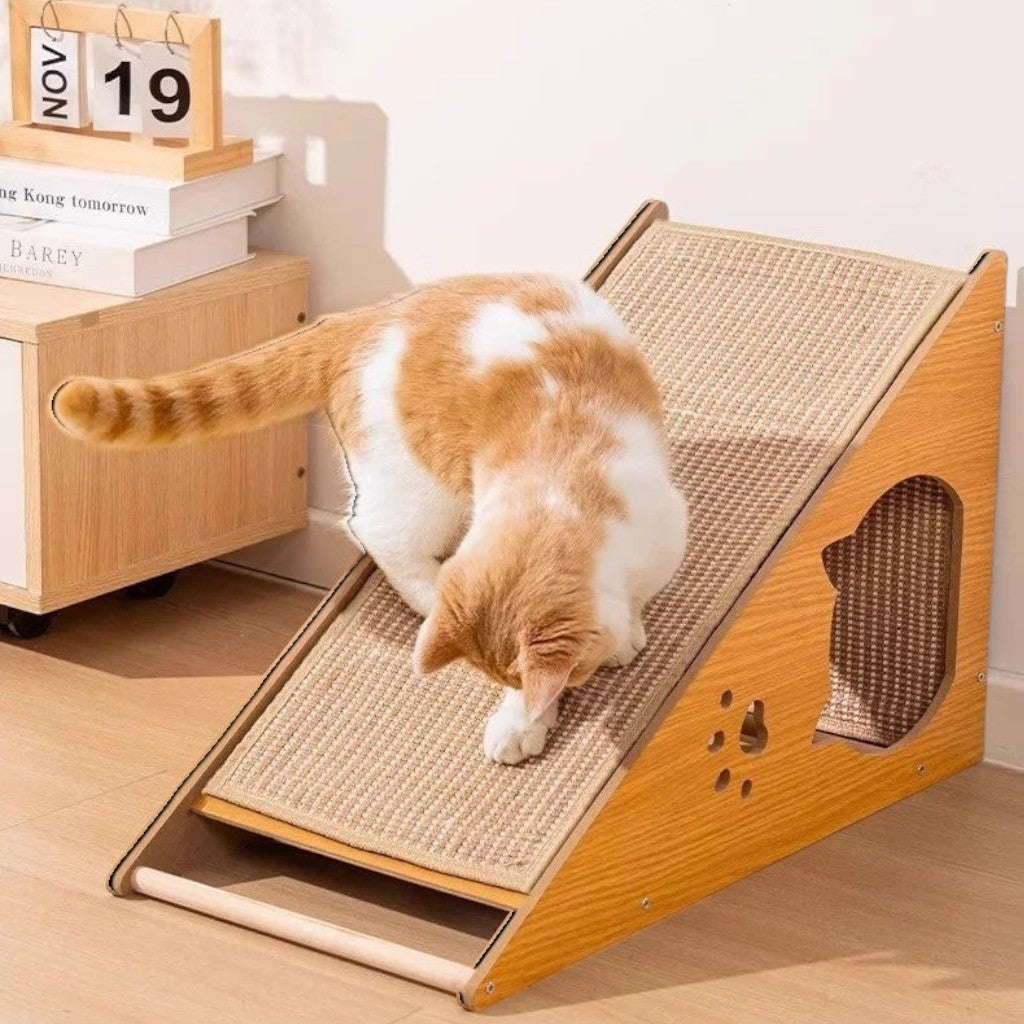 Griffoir Esprit Chat incliné en bois avec surface en sisal naturel, utilisé par un chat roux et blanc