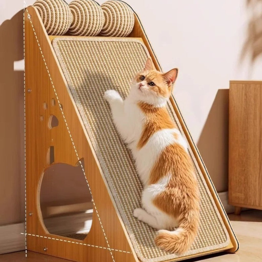 Griffoir Esprit Chat en bois avec surface en sisal incliné et balles de jeu pour chat roux