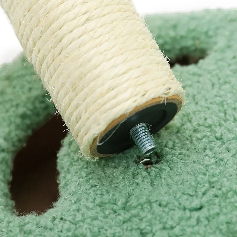 Détail de la fixation d'un poteau en sisal sur une base en peluche verte Esprit Chat pour arbre à chat