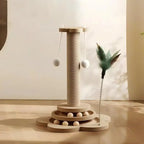 Griffoir chat vertical Esprit Chat en bois avec jouets suspendus et balles, idéal pour l'intérieur.