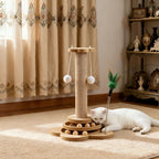 Esprit Chat Griffoir Chat Vertical en bois avec jouets suspendus et balle en sisal, un chat blanc se repose à côté.