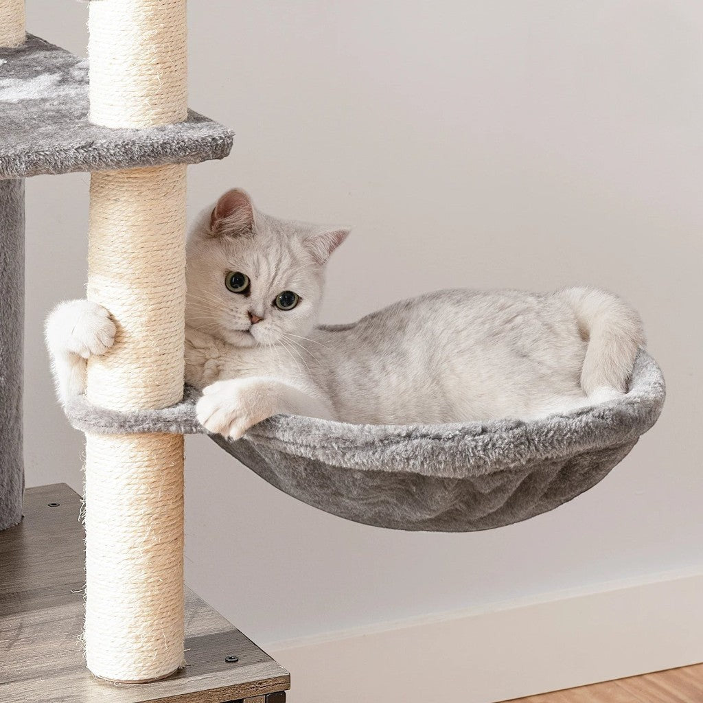 Chaton gris allongé dans un hamac en peluche douce sur un arbre à chat Esprit Chat avec poteaux en sisal