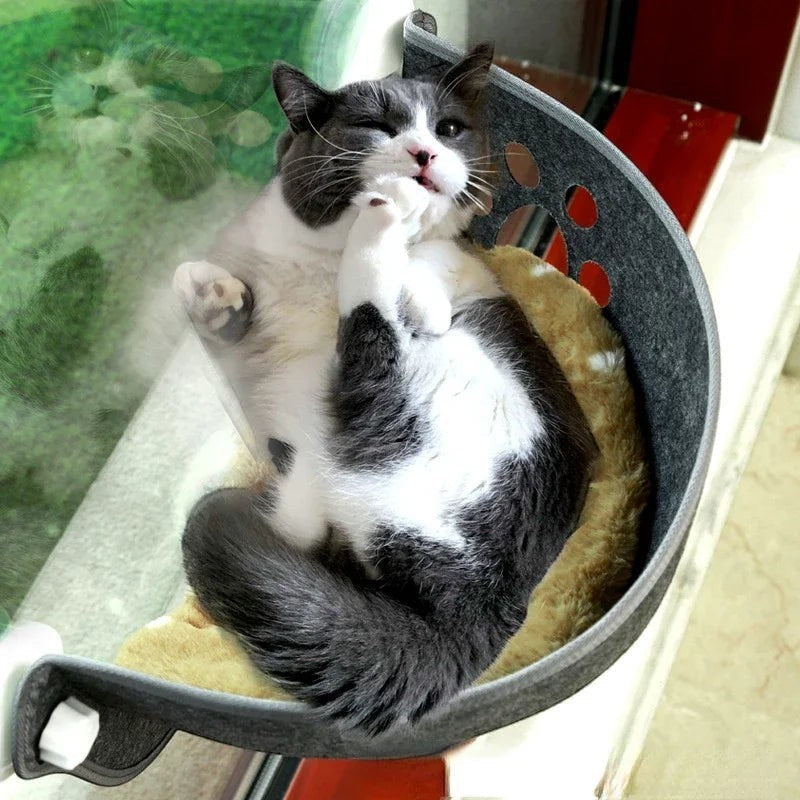 Chat gris et blanc se relaxant dans un hamac de balcon Esprit Chat en feutre gris avec coussin moelleux