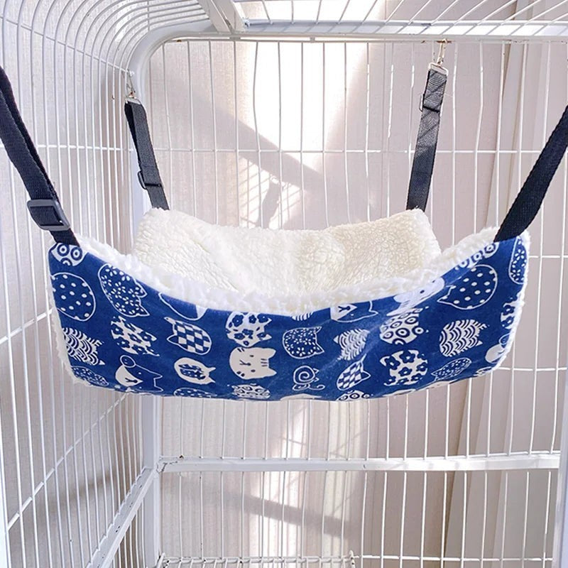 Hamac Esprit Chat bleu à motifs de chats avec intérieur en fibre douce et respirante, suspendu dans une cage