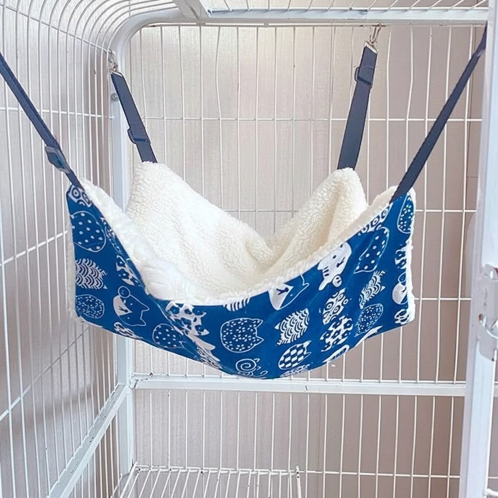 Hamac pour chat Esprit Chat bleu avec motifs blancs et intérieur en fourrure douce suspendu dans une cage