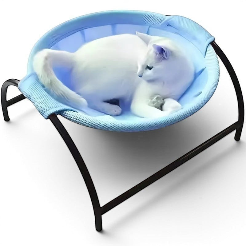 Chat blanc couché dans un hamac Esprit Chat bleu en maille respirante avec structure en métal noir