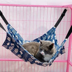 Hamac Esprit Chat bleu en fibre respirante avec motifs pour chat se reposant dans une cage