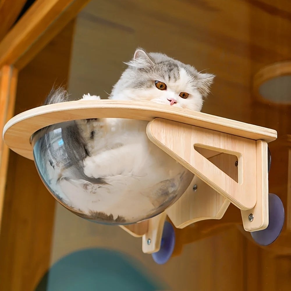 Hamac mural Esprit Chat en bois avec bulle transparente pour chat installé sur une fenêtre