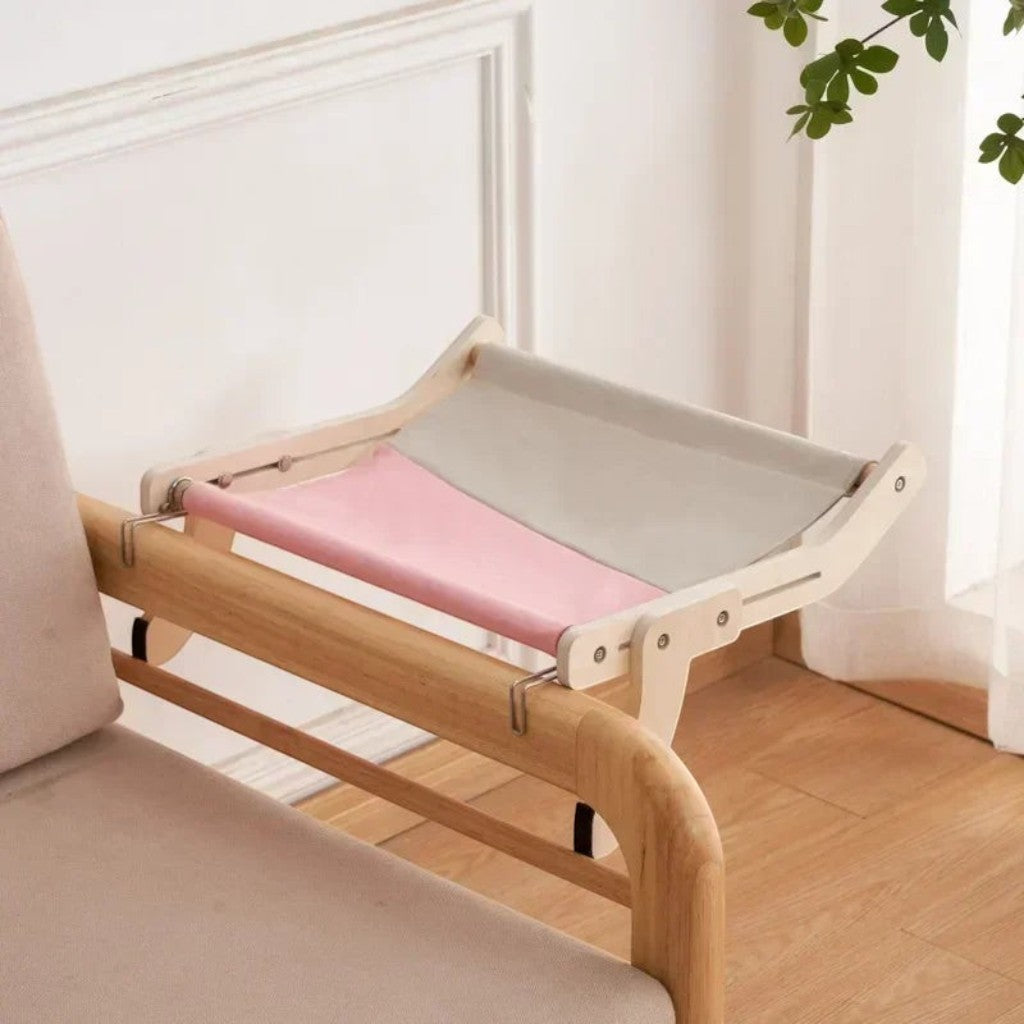 Hamac pour chat Esprit Chat en bois avec toile bicolore rose et grise, suspendu sur un dossier de chaise