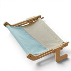 Hamac pour chat Esprit Chat en bois naturel avec tissu bicolore bleu et beige pour un repos confortable