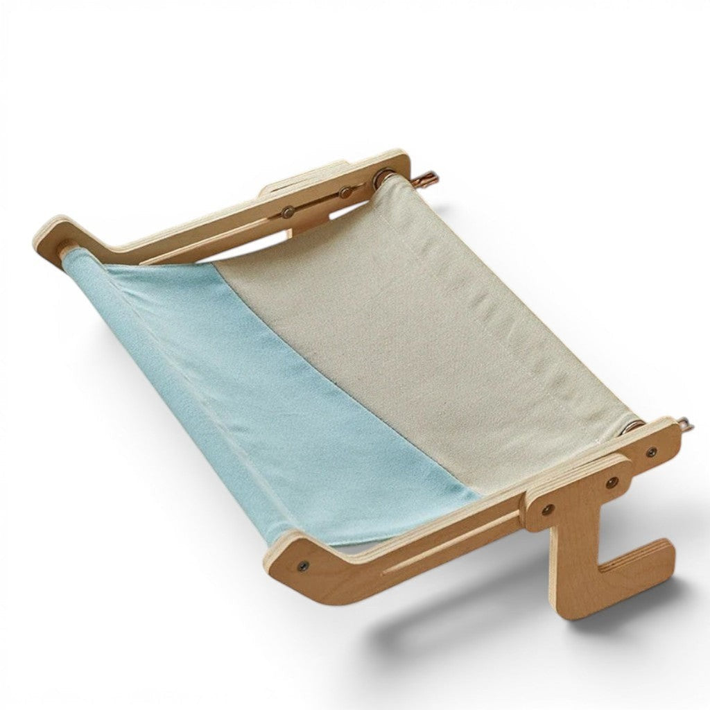 Hamac pour chat Esprit Chat en bois naturel avec tissu bicolore bleu et beige pour un repos confortable