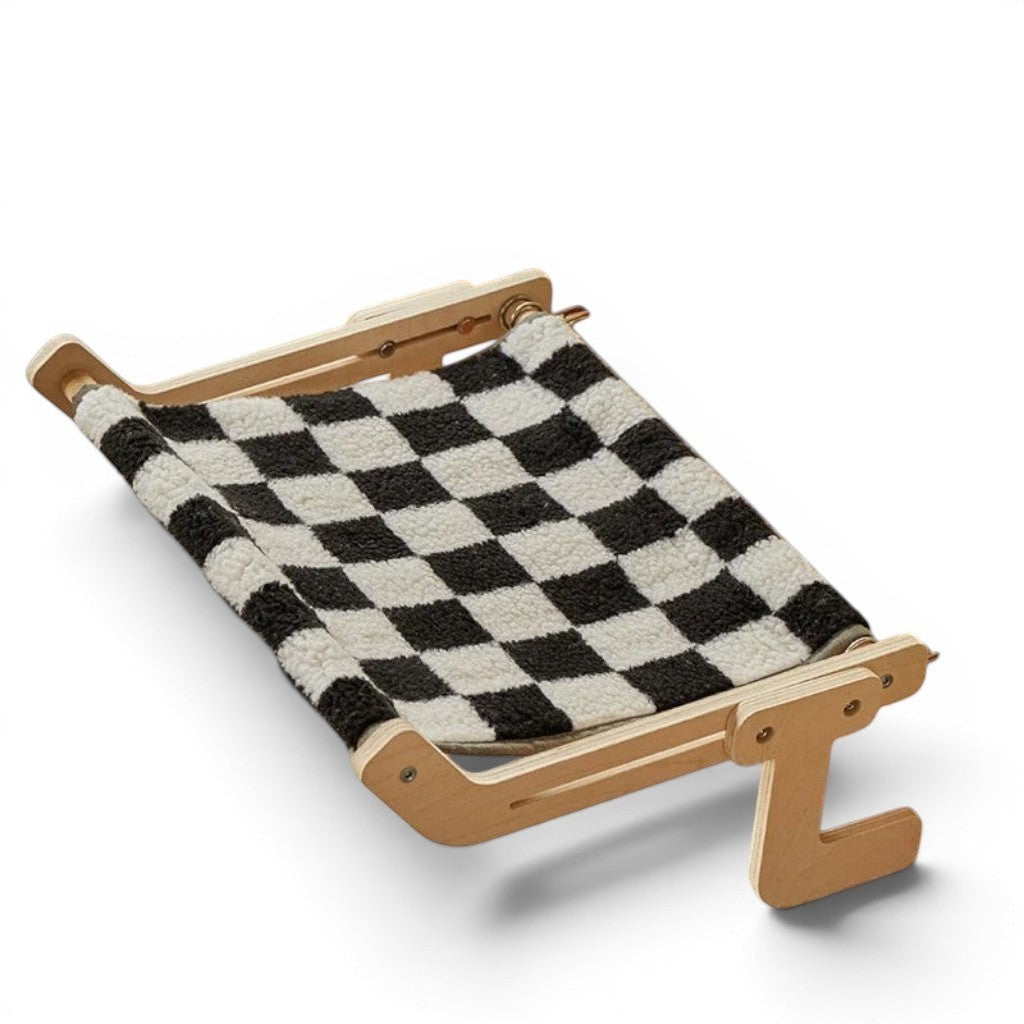 Hamac pour chat Esprit Chat en bois avec tissu en peluche à motif damier noir et blanc